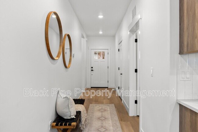 Foto del edificio - 4654 N Maple Grove Rd