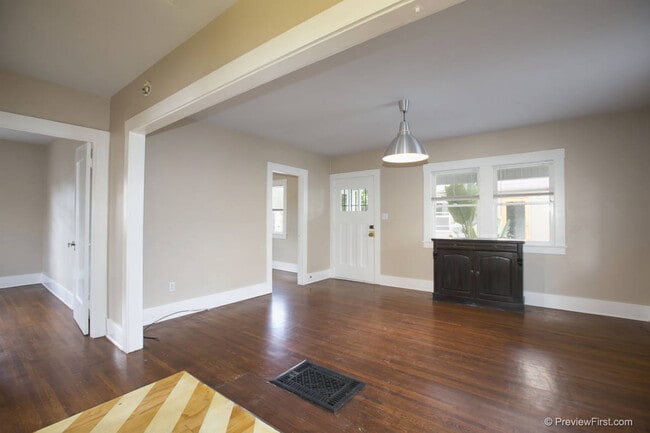 Foto del edificio - Adorable 2 Bedroom Cottage with Fenced yard, Washer+Dryer, Dishwasher, Reserved Parking!