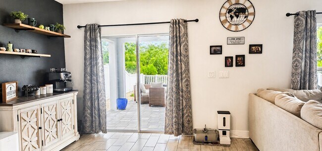 Foto del edificio - 4815 Windy Hammock Way