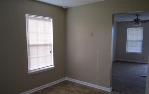 Building Photo - 3 bedroom home close to Fort Campbell and ...