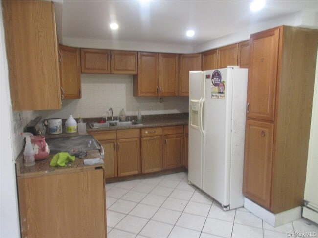 Building Photo - 121 Clove Ave