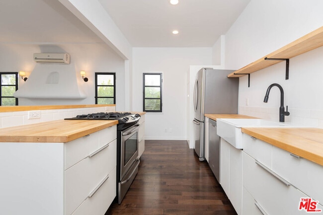 Building Photo - 418 N Curson Ave