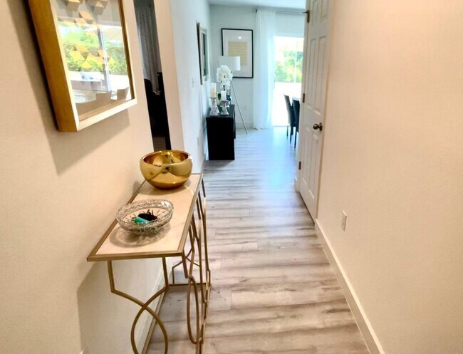 Foto del edificio - 1348 SE Bayharbor St