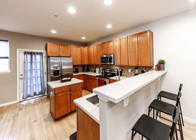 Foto del edificio - Fully Furnished Downtown 2 Bed, 4 Bath Executive Townhouse