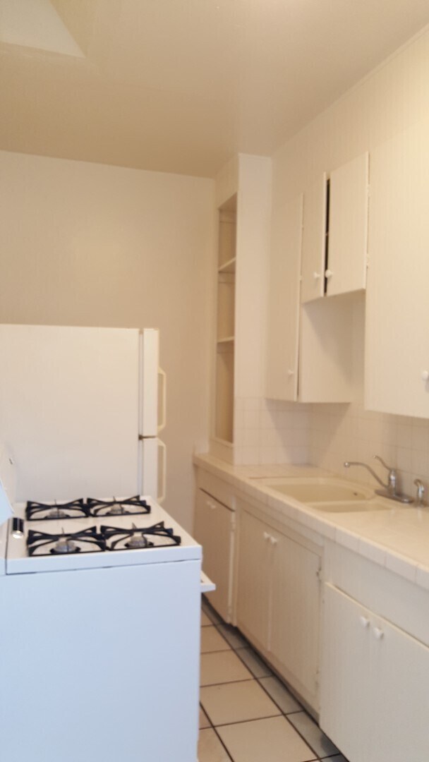 Building Photo - Delightful 1 Bedroom in University Heights!