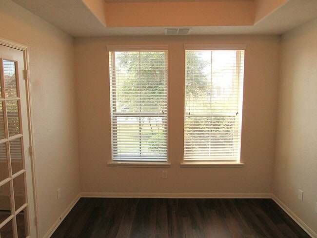 Building Photo - Spacious, Modern and Conveniently Located ...