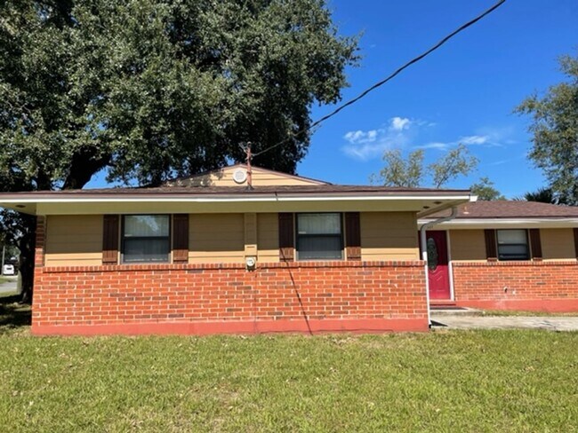 Foto del edificio - Cozy 4 Bedroom 2 Bathroom Home Corner Lot ...