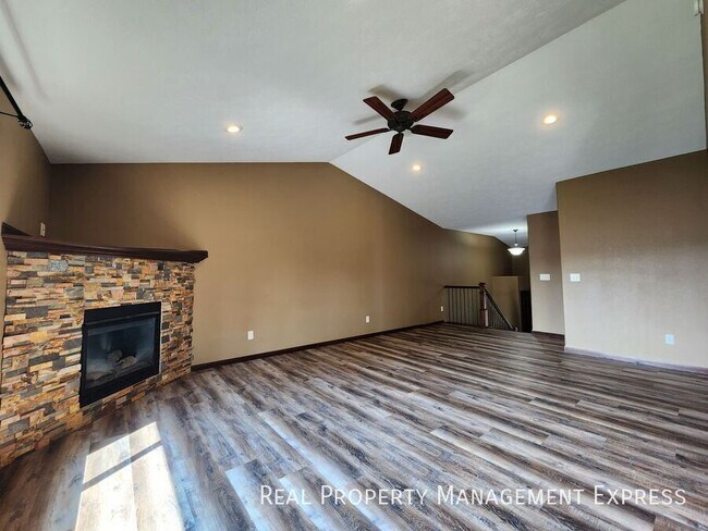 Building Photo - Modern 4 Bedroom 2 Bathroom Twin-Home in Tea