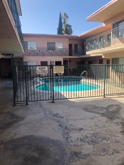 Foto del edificio - 15810 Vanowen St