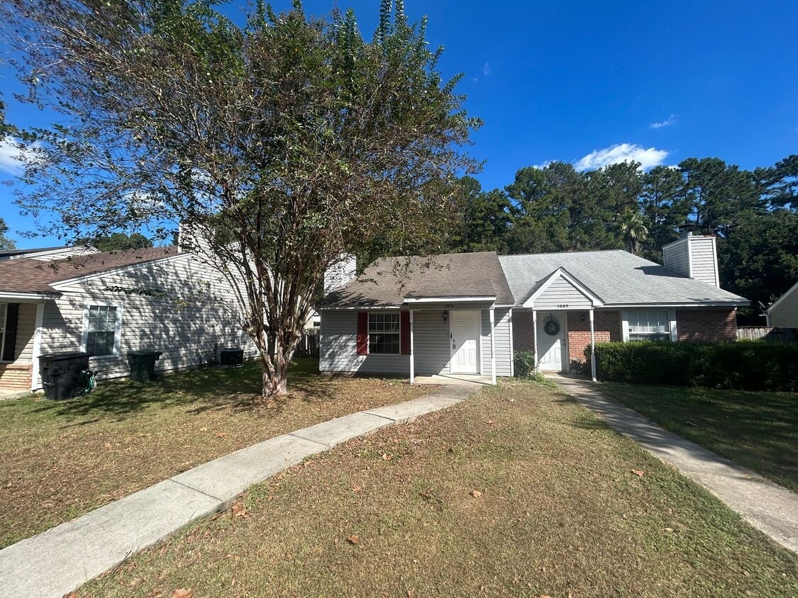 2BR/2BA Townhome. BRAND NEW FLOORS - 2BR/2BA Townhome