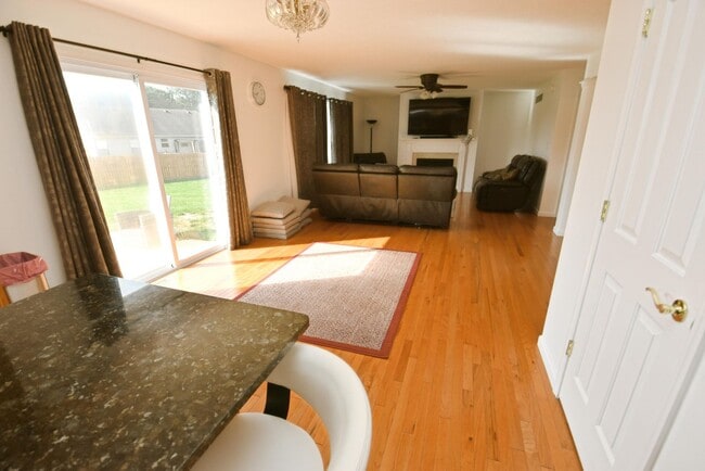 Foto del edificio - Short or long term Executive 4 bedroom 2.5...