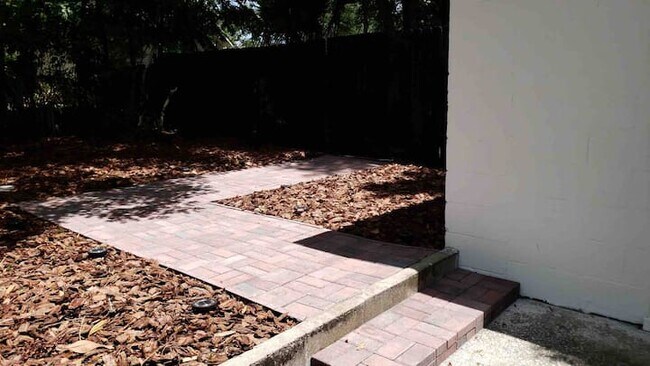 Pasarela de ladrillos al patio trasero privado. - 606 E Minnesota Ave