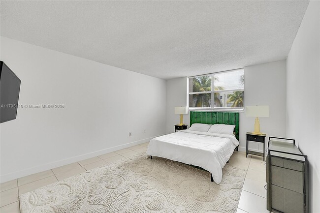 Building Photo - 1820 N Lauderdale Ave