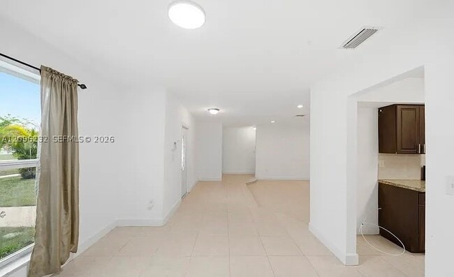 Foto del edificio - 25 NE 210th St