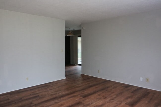 Building Photo - Beautifully built 2 bedroom house with huge backyard!