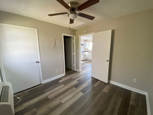 Foto del edificio - 1 Bed 1 Bath Apartment with Water and Tras...