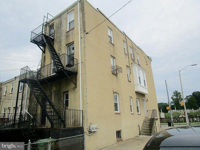 Building Photo - 800 E North Ave