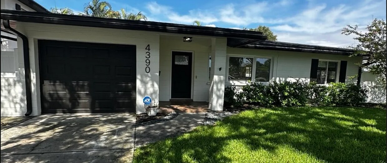 Photo - 4390 Maple St NE, Saint Petersburg, FL 33703