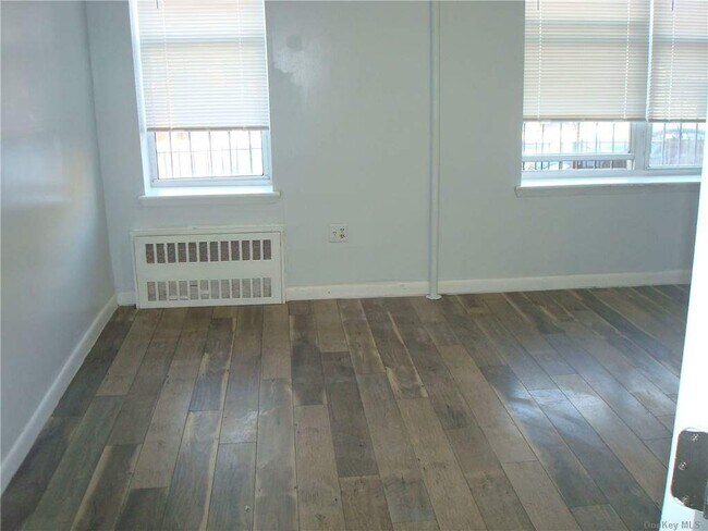 Building Photo - 914 Dumont Ave