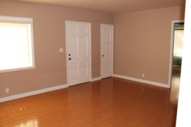 Foto del edificio - ( ( ( CUTE 4 BEDROOM 2 BATH ONE STORY HOUS...