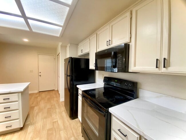 Building Photo - Large, open-concept 2-bedroom home in Mission San Jose!