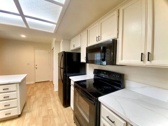 Foto del edificio - Large, open-concept 2-bedroom home in Mission San Jose!