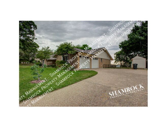 Building Photo - Lakeview Property in Midway ISD