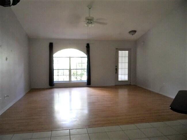 Foto del edificio - 9260 Sedgefield Rd