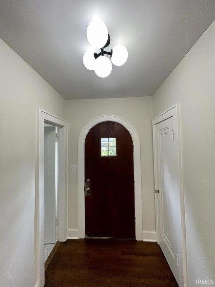 Building Photo - 611 S Eagleson Ave