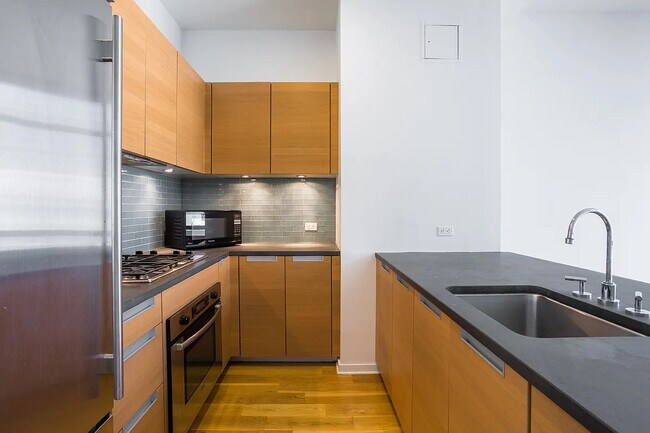 Foto del edificio - 310 W 52nd St