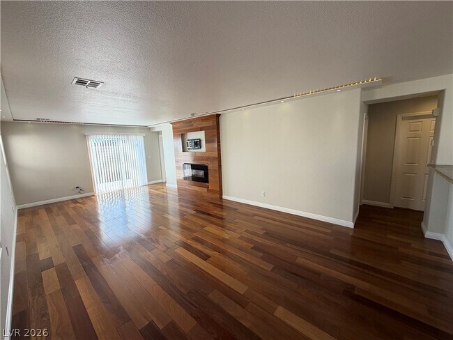 Foto del edificio - 8817 Shady Pines Dr