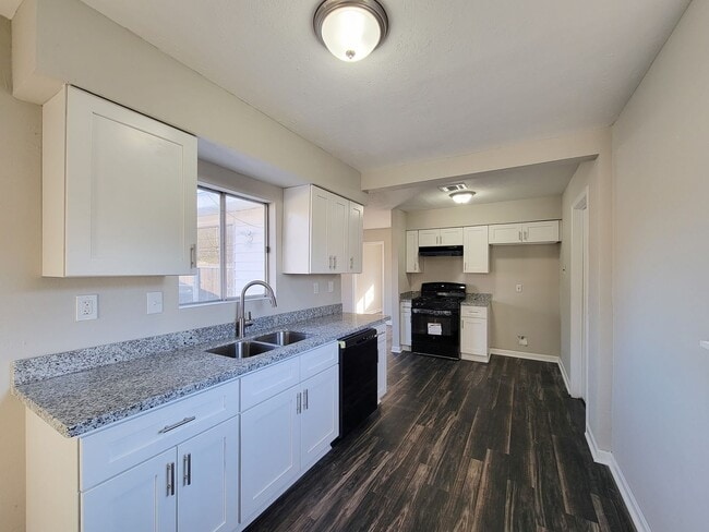Foto del edificio - REMODELED/ UPDATED 4 BEDROOM 2 BATH WITH C...