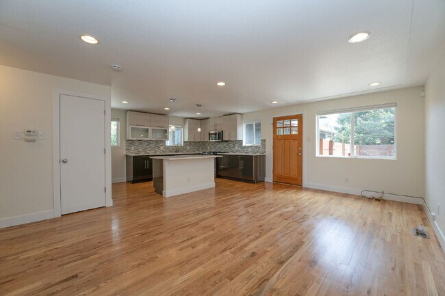 Building Photo - Beautiful 2-Bedroom Duplex with Granite Countertops & Hardwood Floors in the Heart of Denver!