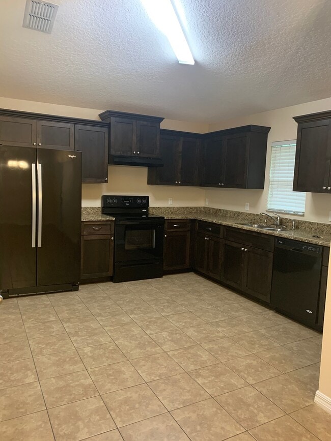 Photo - MOVE IN SPECIAL- Nice 3 bedroom 2 bath dup... House