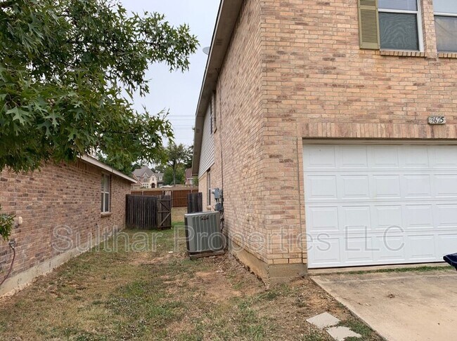 Building Photo - 3625 Clydesdale Dr