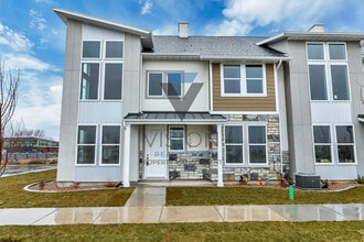 Building Photo - 1098 S High Ridge Dr