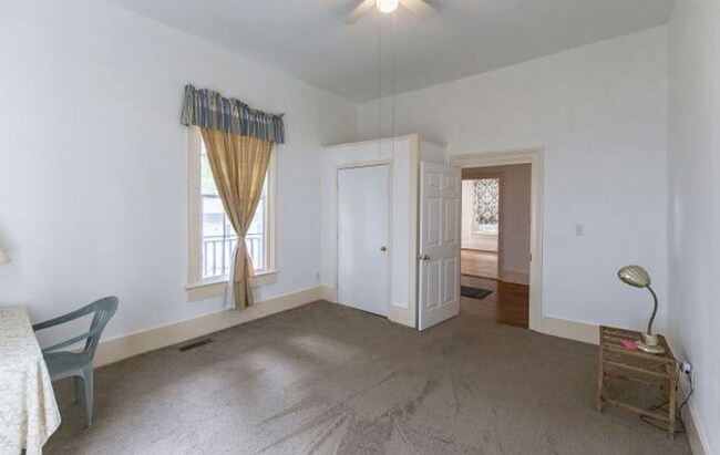Dormitorio (13 x 15) - 1069 Elm St