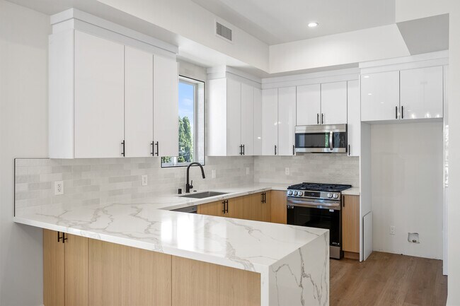 Foto del edificio - 5846 Kester Ave