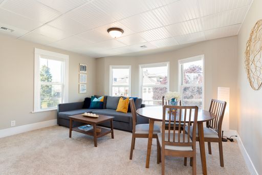 Building Photo - Bright 2 bedroom 1 bathroom Queen Anne Apartment with skyline views