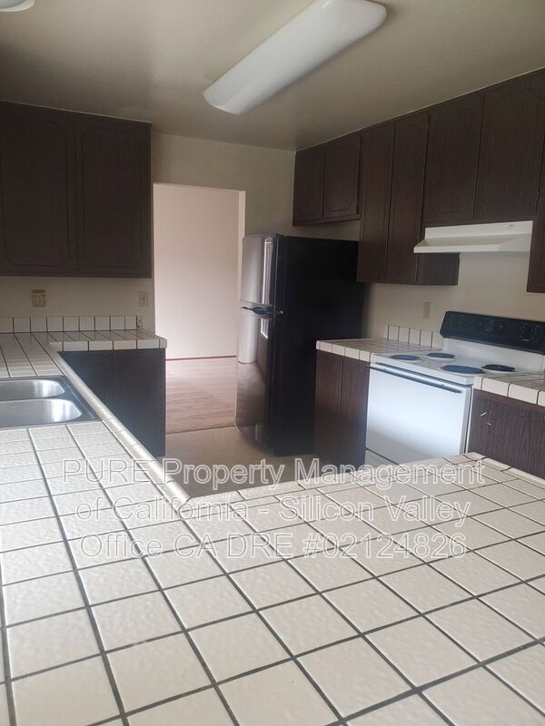 Building Photo - 604 Lochburry Ct