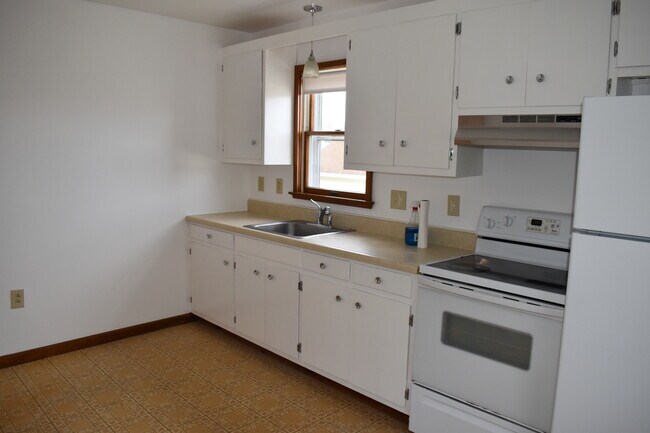 Kitchen counter - 226 Mill St