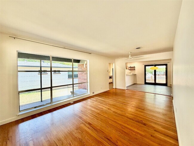 Foto del edificio - 2223 Forest Oaks Dr