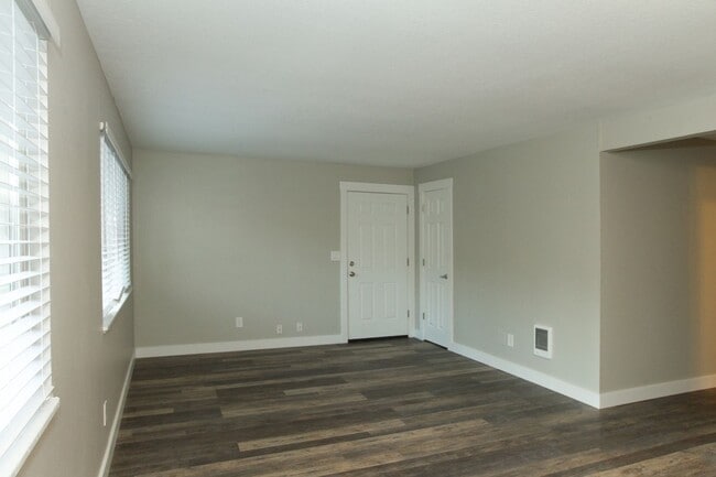 Building Photo - 2600 NE Lombard St