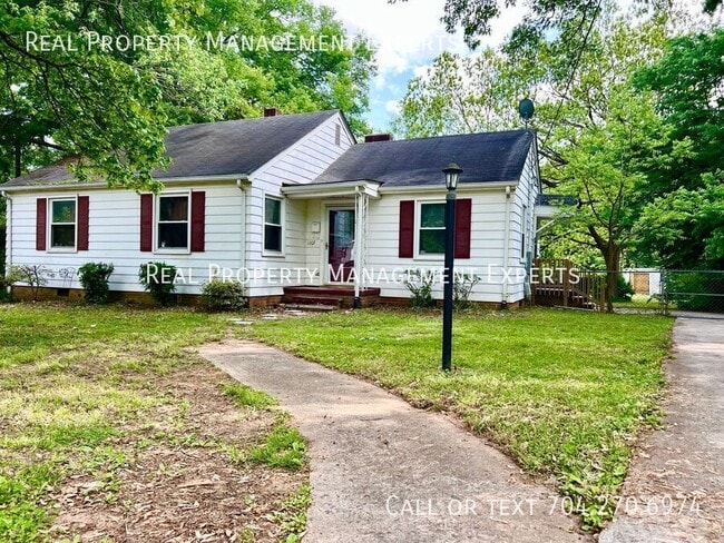 Photo - 1105 Balthis Dr House