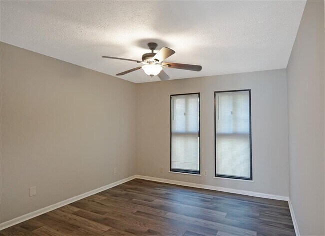 Foto del edificio - 291 Country Club Dr