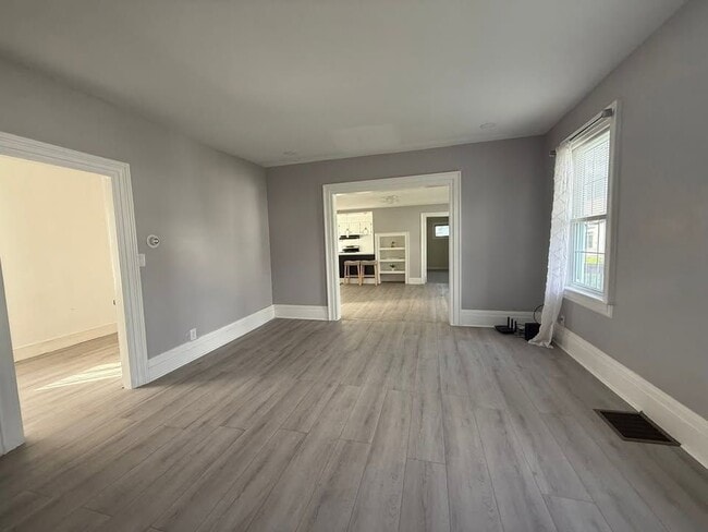 Building Photo - 216 Elm St