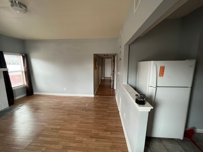 Building Photo - Spacious Three-Bedroom Apartment in the Ru...