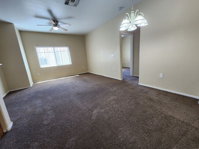 Building Photo - Beautiful 2 Bed 2 Bah Condo in Gated Commu...