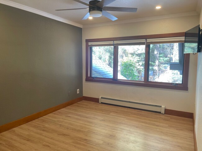 Building Photo - Unfurnished fully renovated condo in Incli...