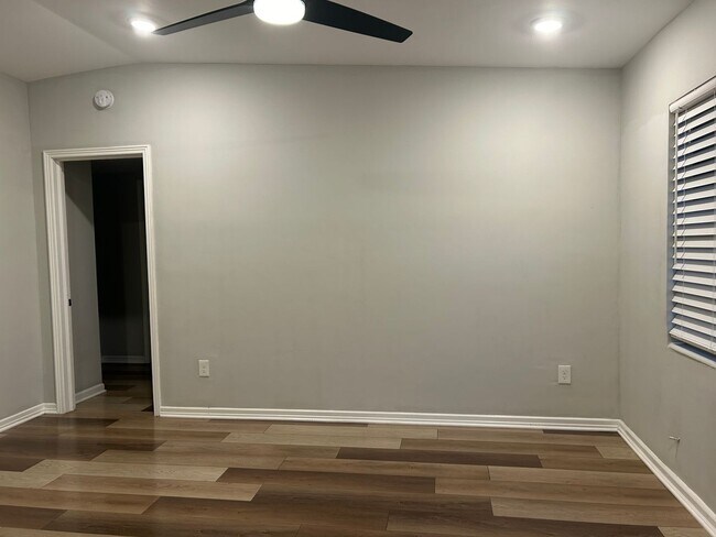 Foto del edificio - Newly Renovated! 2 Bedroom 1 Bath Availabl...